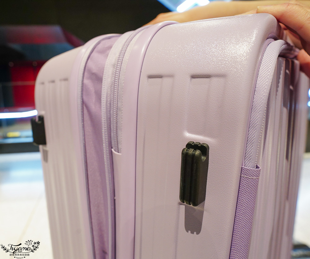 嘉義行李箱特賣會「加賀屋行李箱特賣會」,各品牌行李箱現場一次看,上掀式行李箱、對開式行李箱、雙開式行李箱、胖胖箱、布料行李箱、登機箱,限量特惠行李箱只要990元起,一年保固、終身保修!! @緹雅瑪 美食旅遊趣 嘉義行李箱特賣會「加賀屋行李箱特賣會」,各品牌行李箱現場一次看,上掀式行李箱、對開式行李箱、雙開式行李箱、胖胖箱、布料行李箱、登機箱,限量特惠行李箱只要990元起,一年保固、終身保修!! @緹雅瑪 美食旅遊趣