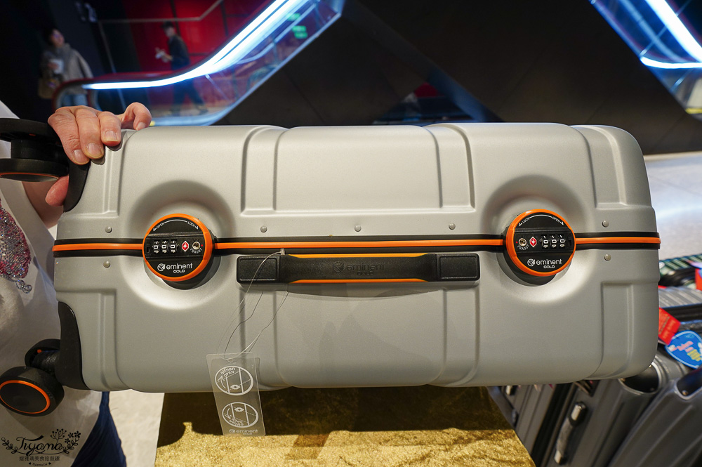 嘉義行李箱特賣會「加賀屋行李箱特賣會」,各品牌行李箱現場一次看,上掀式行李箱、對開式行李箱、雙開式行李箱、胖胖箱、布料行李箱、登機箱,限量特惠行李箱只要990元起,一年保固、終身保修!! @緹雅瑪 美食旅遊趣 嘉義行李箱特賣會「加賀屋行李箱特賣會」,各品牌行李箱現場一次看,上掀式行李箱、對開式行李箱、雙開式行李箱、胖胖箱、布料行李箱、登機箱,限量特惠行李箱只要990元起,一年保固、終身保修!! @緹雅瑪 美食旅遊趣