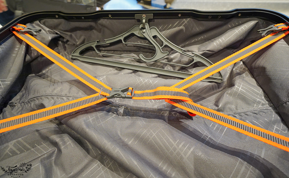 嘉義行李箱特賣會「加賀屋行李箱特賣會」,各品牌行李箱現場一次看,上掀式行李箱、對開式行李箱、雙開式行李箱、胖胖箱、布料行李箱、登機箱,限量特惠行李箱只要990元起,一年保固、終身保修!! @緹雅瑪 美食旅遊趣 嘉義行李箱特賣會「加賀屋行李箱特賣會」,各品牌行李箱現場一次看,上掀式行李箱、對開式行李箱、雙開式行李箱、胖胖箱、布料行李箱、登機箱,限量特惠行李箱只要990元起,一年保固、終身保修!! @緹雅瑪 美食旅遊趣