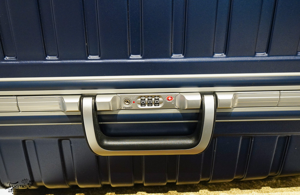 嘉義行李箱特賣會「加賀屋行李箱特賣會」,各品牌行李箱現場一次看,上掀式行李箱、對開式行李箱、雙開式行李箱、胖胖箱、布料行李箱、登機箱,限量特惠行李箱只要990元起,一年保固、終身保修!! @緹雅瑪 美食旅遊趣 嘉義行李箱特賣會「加賀屋行李箱特賣會」,各品牌行李箱現場一次看,上掀式行李箱、對開式行李箱、雙開式行李箱、胖胖箱、布料行李箱、登機箱,限量特惠行李箱只要990元起,一年保固、終身保修!! @緹雅瑪 美食旅遊趣