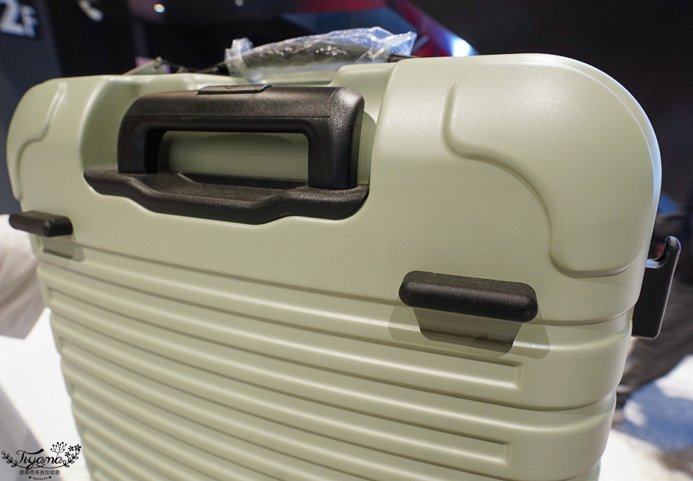 嘉義行李箱特賣會「加賀屋行李箱特賣會」,各品牌行李箱現場一次看,上掀式行李箱、對開式行李箱、雙開式行李箱、胖胖箱、布料行李箱、登機箱,限量特惠行李箱只要990元起,一年保固、終身保修!! @緹雅瑪 美食旅遊趣 嘉義行李箱特賣會「加賀屋行李箱特賣會」,各品牌行李箱現場一次看,上掀式行李箱、對開式行李箱、雙開式行李箱、胖胖箱、布料行李箱、登機箱,限量特惠行李箱只要990元起,一年保固、終身保修!! @緹雅瑪 美食旅遊趣