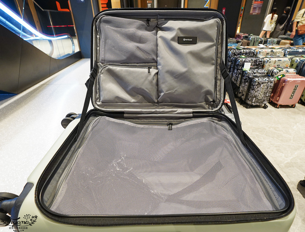 嘉義行李箱特賣會「加賀屋行李箱特賣會」，各品牌行李箱現場一次看，上掀式行李箱、對開式行李箱、雙開式行李箱、胖胖箱、布料行李箱、登機箱，限量特惠行李箱只要990元起，一年保固、終身保修！！ @緹雅瑪 美食旅遊趣