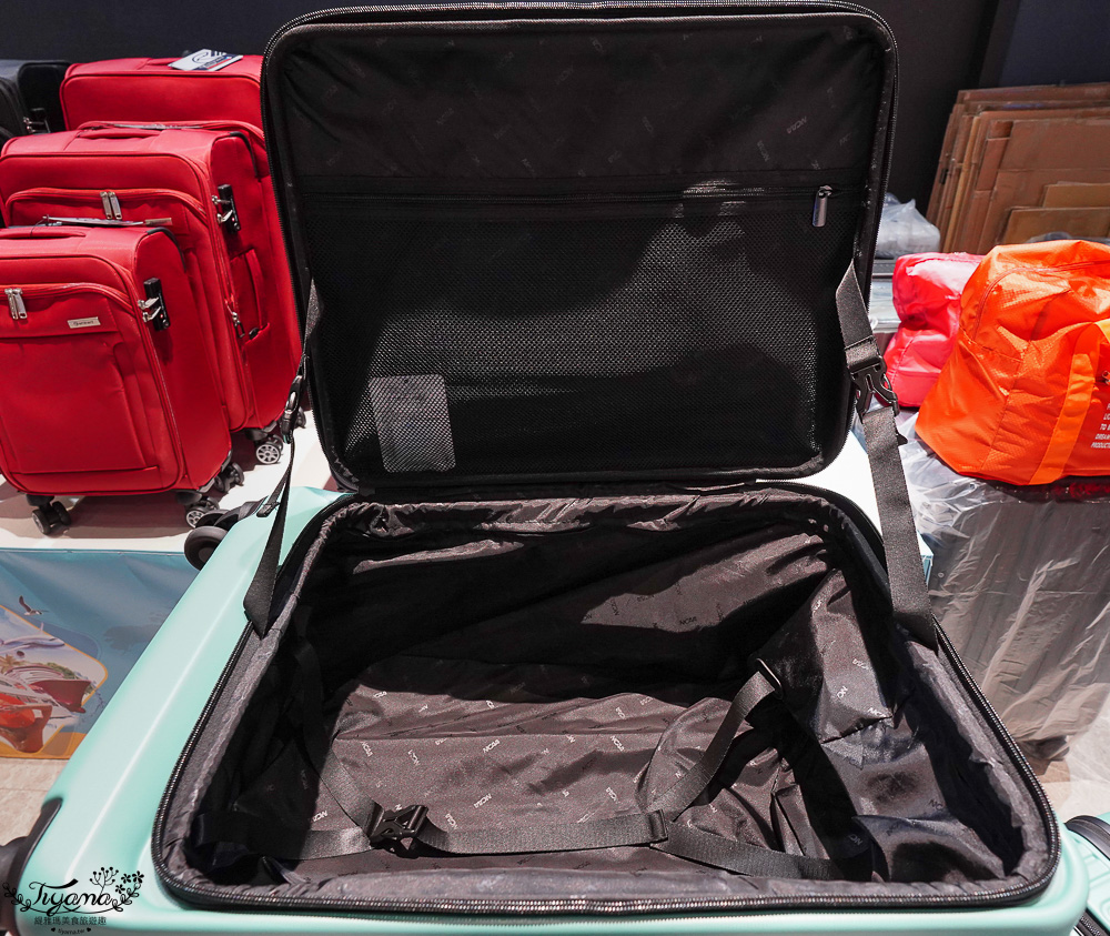 嘉義行李箱特賣會「加賀屋行李箱特賣會」,各品牌行李箱現場一次看,上掀式行李箱、對開式行李箱、雙開式行李箱、胖胖箱、布料行李箱、登機箱,限量特惠行李箱只要990元起,一年保固、終身保修!! @緹雅瑪 美食旅遊趣 嘉義行李箱特賣會「加賀屋行李箱特賣會」,各品牌行李箱現場一次看,上掀式行李箱、對開式行李箱、雙開式行李箱、胖胖箱、布料行李箱、登機箱,限量特惠行李箱只要990元起,一年保固、終身保修!! @緹雅瑪 美食旅遊趣