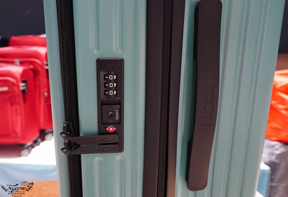 嘉義行李箱特賣會「加賀屋行李箱特賣會」,各品牌行李箱現場一次看,上掀式行李箱、對開式行李箱、雙開式行李箱、胖胖箱、布料行李箱、登機箱,限量特惠行李箱只要990元起,一年保固、終身保修!! @緹雅瑪 美食旅遊趣 嘉義行李箱特賣會「加賀屋行李箱特賣會」,各品牌行李箱現場一次看,上掀式行李箱、對開式行李箱、雙開式行李箱、胖胖箱、布料行李箱、登機箱,限量特惠行李箱只要990元起,一年保固、終身保修!! @緹雅瑪 美食旅遊趣