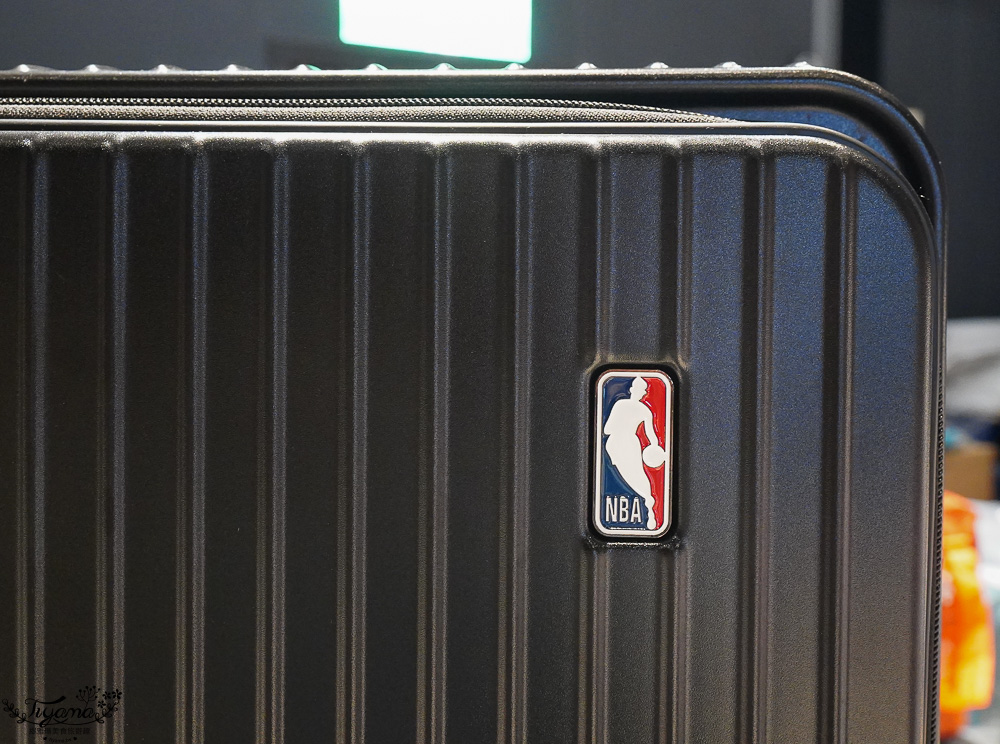 嘉義行李箱特賣會「加賀屋行李箱特賣會」,各品牌行李箱現場一次看,上掀式行李箱、對開式行李箱、雙開式行李箱、胖胖箱、布料行李箱、登機箱,限量特惠行李箱只要990元起,一年保固、終身保修!! @緹雅瑪 美食旅遊趣 嘉義行李箱特賣會「加賀屋行李箱特賣會」,各品牌行李箱現場一次看,上掀式行李箱、對開式行李箱、雙開式行李箱、胖胖箱、布料行李箱、登機箱,限量特惠行李箱只要990元起,一年保固、終身保修!! @緹雅瑪 美食旅遊趣