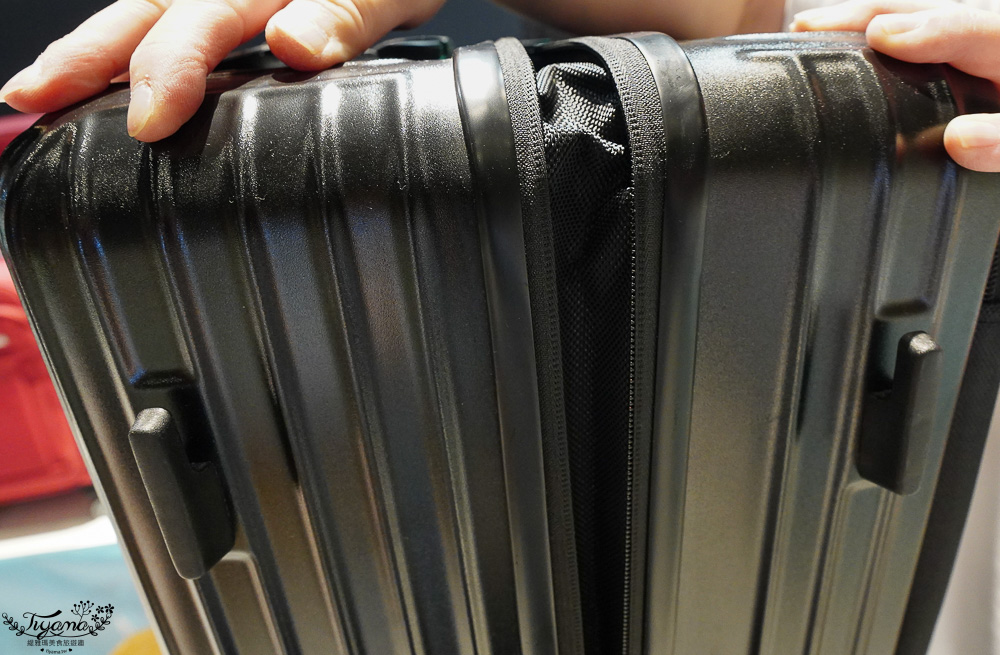 嘉義行李箱特賣會「加賀屋行李箱特賣會」,各品牌行李箱現場一次看,上掀式行李箱、對開式行李箱、雙開式行李箱、胖胖箱、布料行李箱、登機箱,限量特惠行李箱只要990元起,一年保固、終身保修!! @緹雅瑪 美食旅遊趣 嘉義行李箱特賣會「加賀屋行李箱特賣會」,各品牌行李箱現場一次看,上掀式行李箱、對開式行李箱、雙開式行李箱、胖胖箱、布料行李箱、登機箱,限量特惠行李箱只要990元起,一年保固、終身保修!! @緹雅瑪 美食旅遊趣