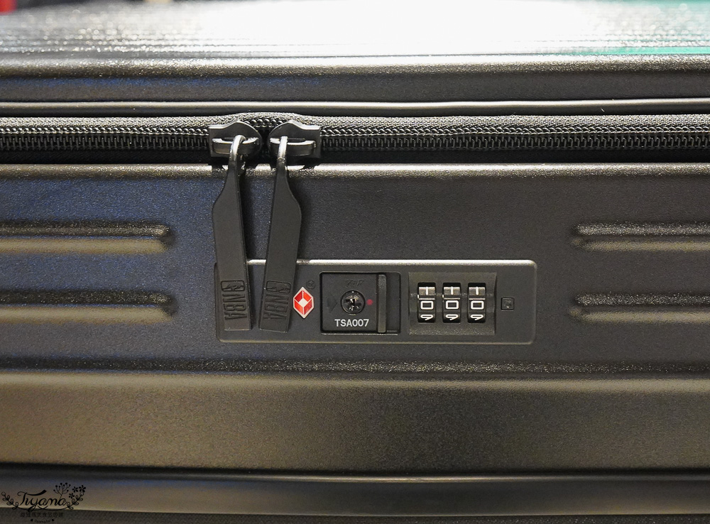 嘉義行李箱特賣會「加賀屋行李箱特賣會」,各品牌行李箱現場一次看,上掀式行李箱、對開式行李箱、雙開式行李箱、胖胖箱、布料行李箱、登機箱,限量特惠行李箱只要990元起,一年保固、終身保修!! @緹雅瑪 美食旅遊趣 嘉義行李箱特賣會「加賀屋行李箱特賣會」,各品牌行李箱現場一次看,上掀式行李箱、對開式行李箱、雙開式行李箱、胖胖箱、布料行李箱、登機箱,限量特惠行李箱只要990元起,一年保固、終身保修!! @緹雅瑪 美食旅遊趣