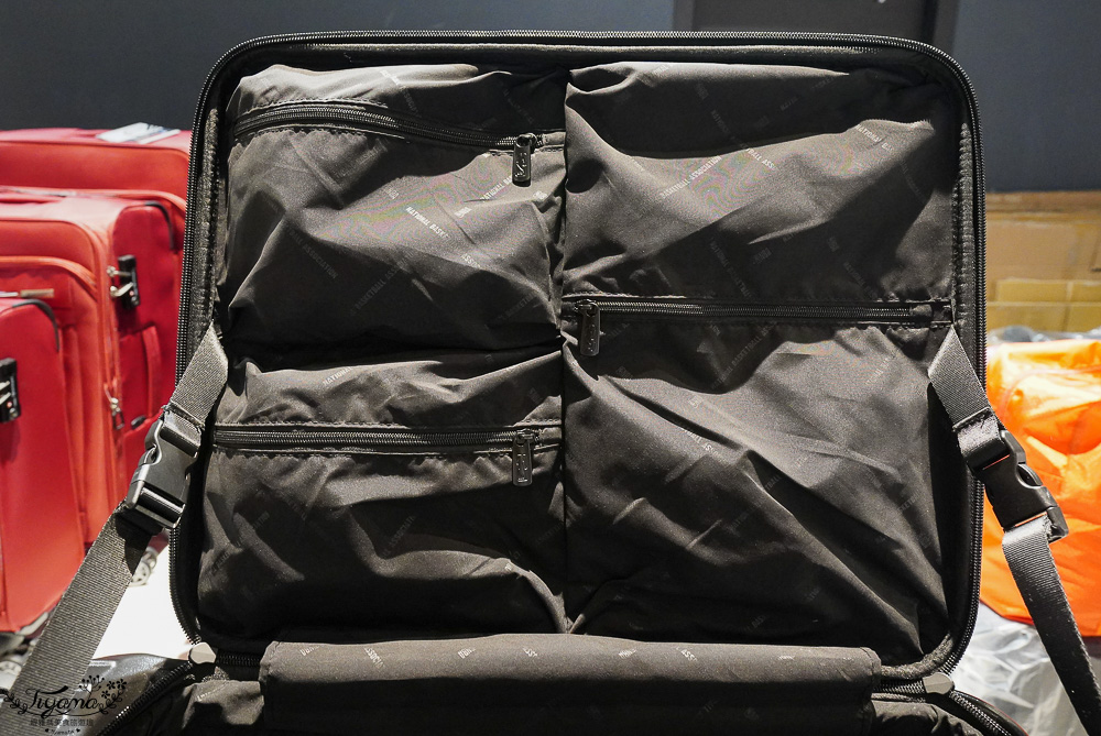 嘉義行李箱特賣會「加賀屋行李箱特賣會」，各品牌行李箱現場一次看，上掀式行李箱、對開式行李箱、雙開式行李箱、胖胖箱、布料行李箱、登機箱，限量特惠行李箱只要990元起，一年保固、終身保修！！ @緹雅瑪 美食旅遊趣