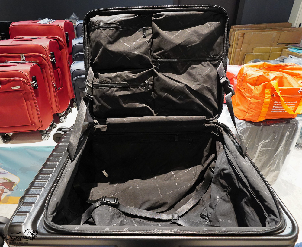 嘉義行李箱特賣會「加賀屋行李箱特賣會」,各品牌行李箱現場一次看,上掀式行李箱、對開式行李箱、雙開式行李箱、胖胖箱、布料行李箱、登機箱,限量特惠行李箱只要990元起,一年保固、終身保修!! @緹雅瑪 美食旅遊趣 嘉義行李箱特賣會「加賀屋行李箱特賣會」,各品牌行李箱現場一次看,上掀式行李箱、對開式行李箱、雙開式行李箱、胖胖箱、布料行李箱、登機箱,限量特惠行李箱只要990元起,一年保固、終身保修!! @緹雅瑪 美食旅遊趣