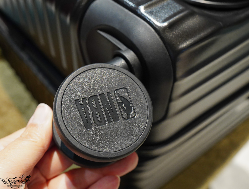 嘉義行李箱特賣會「加賀屋行李箱特賣會」,各品牌行李箱現場一次看,上掀式行李箱、對開式行李箱、雙開式行李箱、胖胖箱、布料行李箱、登機箱,限量特惠行李箱只要990元起,一年保固、終身保修!! @緹雅瑪 美食旅遊趣 嘉義行李箱特賣會「加賀屋行李箱特賣會」,各品牌行李箱現場一次看,上掀式行李箱、對開式行李箱、雙開式行李箱、胖胖箱、布料行李箱、登機箱,限量特惠行李箱只要990元起,一年保固、終身保修!! @緹雅瑪 美食旅遊趣