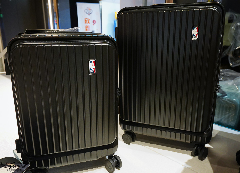 嘉義行李箱特賣會「加賀屋行李箱特賣會」,各品牌行李箱現場一次看,上掀式行李箱、對開式行李箱、雙開式行李箱、胖胖箱、布料行李箱、登機箱,限量特惠行李箱只要990元起,一年保固、終身保修!! @緹雅瑪 美食旅遊趣 嘉義行李箱特賣會「加賀屋行李箱特賣會」,各品牌行李箱現場一次看,上掀式行李箱、對開式行李箱、雙開式行李箱、胖胖箱、布料行李箱、登機箱,限量特惠行李箱只要990元起,一年保固、終身保修!! @緹雅瑪 美食旅遊趣