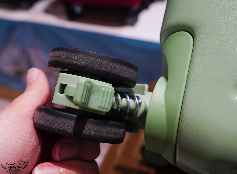 嘉義行李箱特賣會「加賀屋行李箱特賣會」,各品牌行李箱現場一次看,上掀式行李箱、對開式行李箱、雙開式行李箱、胖胖箱、布料行李箱、登機箱,限量特惠行李箱只要990元起,一年保固、終身保修!! @緹雅瑪 美食旅遊趣 嘉義行李箱特賣會「加賀屋行李箱特賣會」,各品牌行李箱現場一次看,上掀式行李箱、對開式行李箱、雙開式行李箱、胖胖箱、布料行李箱、登機箱,限量特惠行李箱只要990元起,一年保固、終身保修!! @緹雅瑪 美食旅遊趣