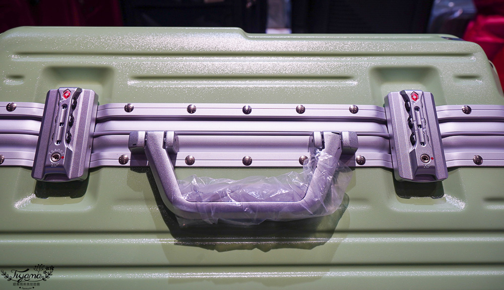 嘉義行李箱特賣會「加賀屋行李箱特賣會」,各品牌行李箱現場一次看,上掀式行李箱、對開式行李箱、雙開式行李箱、胖胖箱、布料行李箱、登機箱,限量特惠行李箱只要990元起,一年保固、終身保修!! @緹雅瑪 美食旅遊趣 嘉義行李箱特賣會「加賀屋行李箱特賣會」,各品牌行李箱現場一次看,上掀式行李箱、對開式行李箱、雙開式行李箱、胖胖箱、布料行李箱、登機箱,限量特惠行李箱只要990元起,一年保固、終身保修!! @緹雅瑪 美食旅遊趣