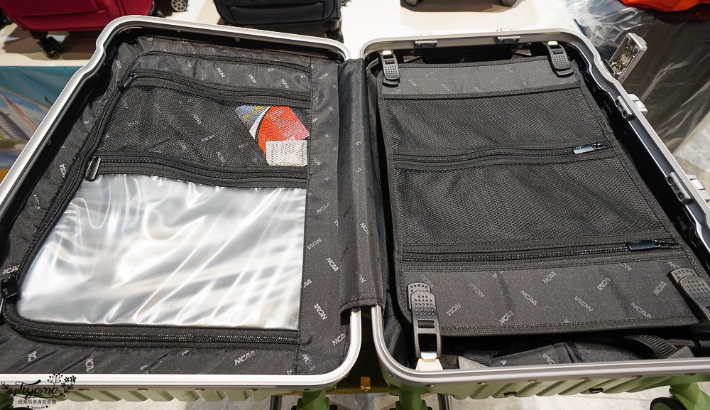 嘉義行李箱特賣會「加賀屋行李箱特賣會」,各品牌行李箱現場一次看,上掀式行李箱、對開式行李箱、雙開式行李箱、胖胖箱、布料行李箱、登機箱,限量特惠行李箱只要990元起,一年保固、終身保修!! @緹雅瑪 美食旅遊趣 嘉義行李箱特賣會「加賀屋行李箱特賣會」,各品牌行李箱現場一次看,上掀式行李箱、對開式行李箱、雙開式行李箱、胖胖箱、布料行李箱、登機箱,限量特惠行李箱只要990元起,一年保固、終身保修!! @緹雅瑪 美食旅遊趣