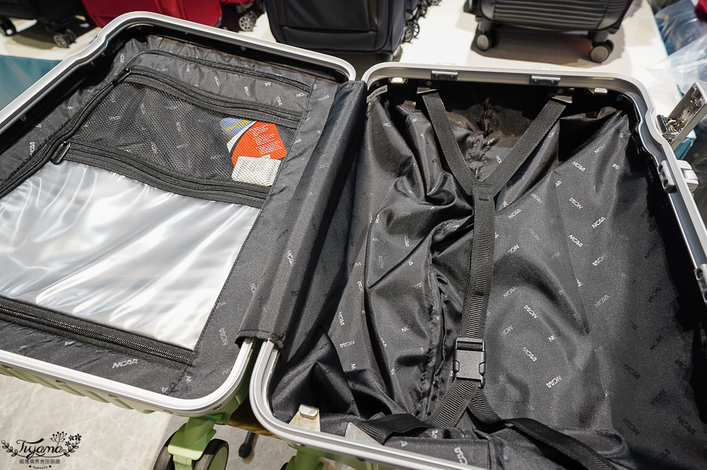 嘉義行李箱特賣會「加賀屋行李箱特賣會」,各品牌行李箱現場一次看,上掀式行李箱、對開式行李箱、雙開式行李箱、胖胖箱、布料行李箱、登機箱,限量特惠行李箱只要990元起,一年保固、終身保修!! @緹雅瑪 美食旅遊趣 嘉義行李箱特賣會「加賀屋行李箱特賣會」,各品牌行李箱現場一次看,上掀式行李箱、對開式行李箱、雙開式行李箱、胖胖箱、布料行李箱、登機箱,限量特惠行李箱只要990元起,一年保固、終身保修!! @緹雅瑪 美食旅遊趣