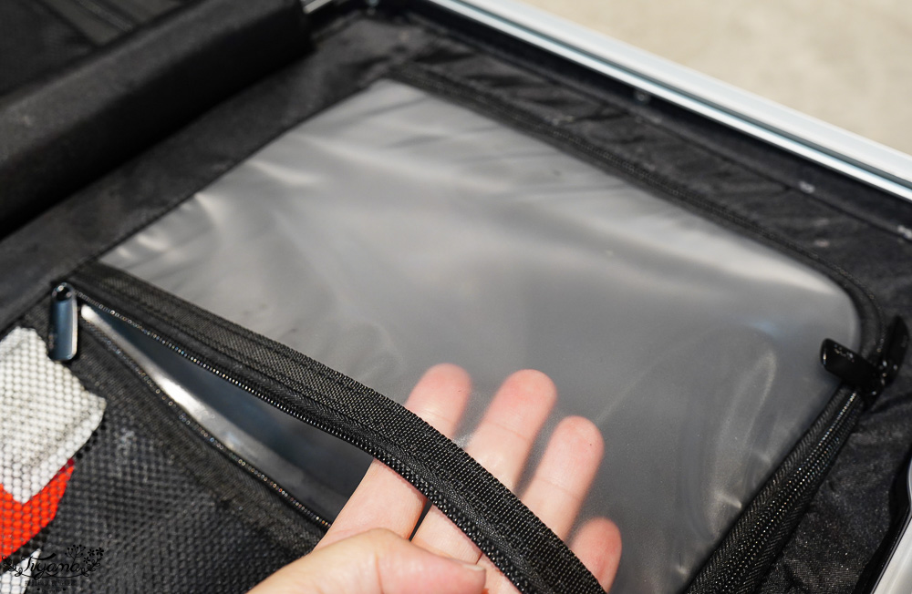 嘉義行李箱特賣會「加賀屋行李箱特賣會」，各品牌行李箱現場一次看，上掀式行李箱、對開式行李箱、雙開式行李箱、胖胖箱、布料行李箱、登機箱，限量特惠行李箱只要990元起，一年保固、終身保修！！ @緹雅瑪 美食旅遊趣