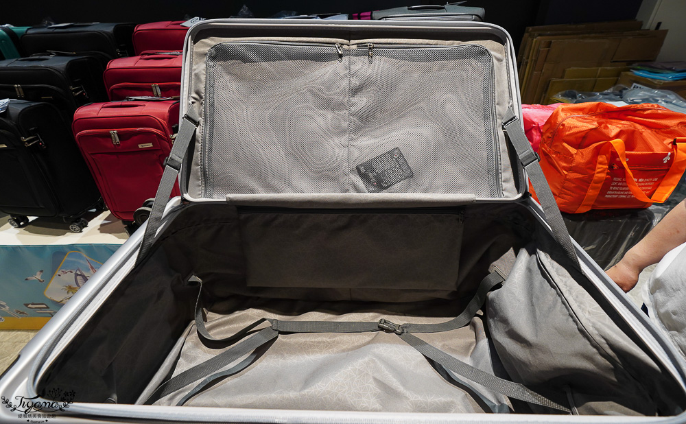 嘉義行李箱特賣會「加賀屋行李箱特賣會」,各品牌行李箱現場一次看,上掀式行李箱、對開式行李箱、雙開式行李箱、胖胖箱、布料行李箱、登機箱,限量特惠行李箱只要990元起,一年保固、終身保修!! @緹雅瑪 美食旅遊趣 嘉義行李箱特賣會「加賀屋行李箱特賣會」,各品牌行李箱現場一次看,上掀式行李箱、對開式行李箱、雙開式行李箱、胖胖箱、布料行李箱、登機箱,限量特惠行李箱只要990元起,一年保固、終身保修!! @緹雅瑪 美食旅遊趣