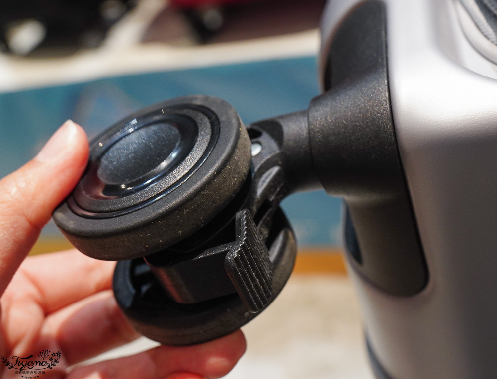 嘉義行李箱特賣會「加賀屋行李箱特賣會」,各品牌行李箱現場一次看,上掀式行李箱、對開式行李箱、雙開式行李箱、胖胖箱、布料行李箱、登機箱,限量特惠行李箱只要990元起,一年保固、終身保修!! @緹雅瑪 美食旅遊趣 嘉義行李箱特賣會「加賀屋行李箱特賣會」,各品牌行李箱現場一次看,上掀式行李箱、對開式行李箱、雙開式行李箱、胖胖箱、布料行李箱、登機箱,限量特惠行李箱只要990元起,一年保固、終身保修!! @緹雅瑪 美食旅遊趣