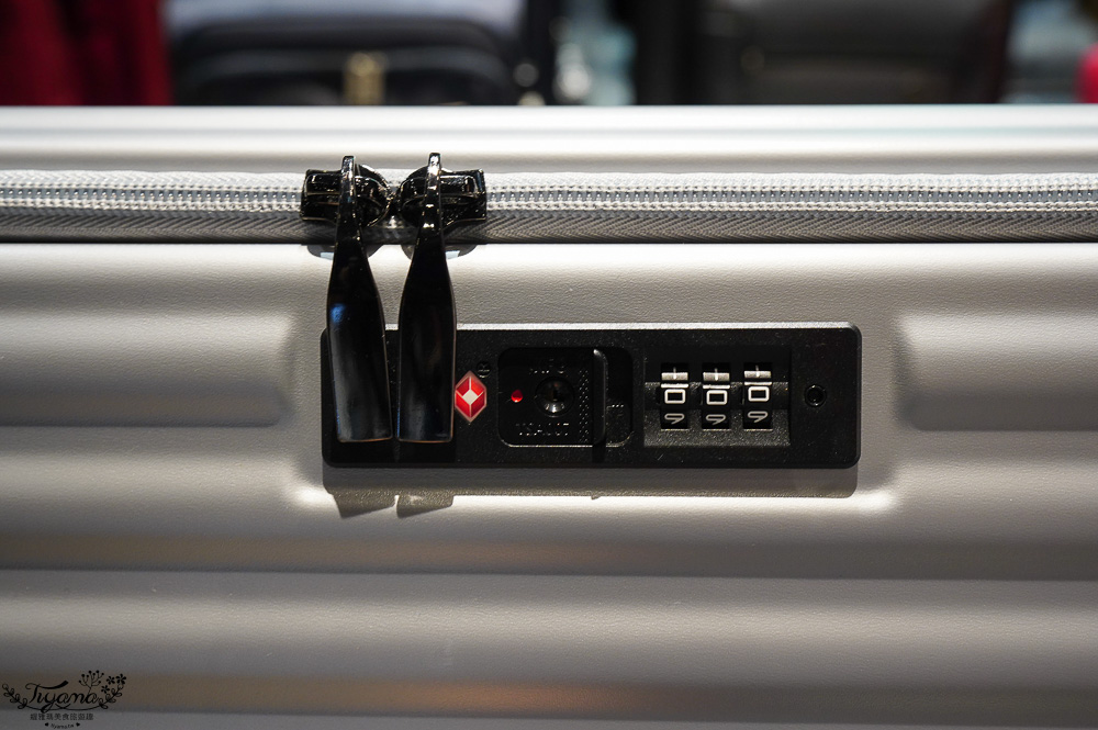 嘉義行李箱特賣會「加賀屋行李箱特賣會」，各品牌行李箱現場一次看，上掀式行李箱、對開式行李箱、雙開式行李箱、胖胖箱、布料行李箱、登機箱，限量特惠行李箱只要990元起，一年保固、終身保修！！ @緹雅瑪 美食旅遊趣