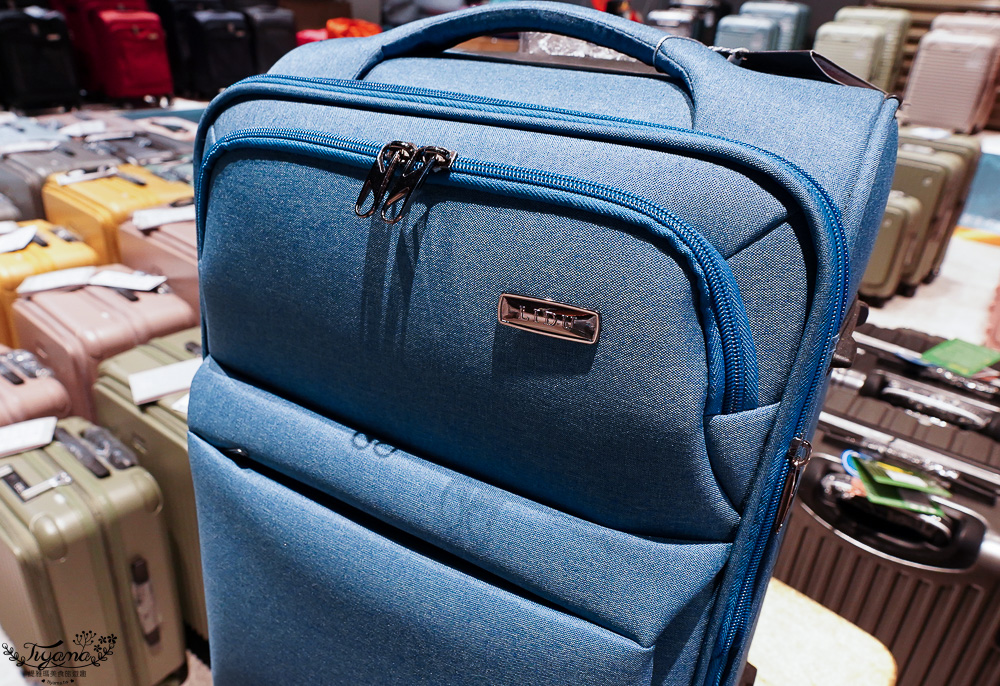 嘉義行李箱特賣會「加賀屋行李箱特賣會」,各品牌行李箱現場一次看,上掀式行李箱、對開式行李箱、雙開式行李箱、胖胖箱、布料行李箱、登機箱,限量特惠行李箱只要990元起,一年保固、終身保修!! @緹雅瑪 美食旅遊趣 嘉義行李箱特賣會「加賀屋行李箱特賣會」,各品牌行李箱現場一次看,上掀式行李箱、對開式行李箱、雙開式行李箱、胖胖箱、布料行李箱、登機箱,限量特惠行李箱只要990元起,一年保固、終身保修!! @緹雅瑪 美食旅遊趣