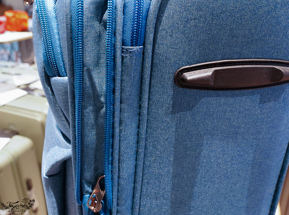 嘉義行李箱特賣會「加賀屋行李箱特賣會」,各品牌行李箱現場一次看,上掀式行李箱、對開式行李箱、雙開式行李箱、胖胖箱、布料行李箱、登機箱,限量特惠行李箱只要990元起,一年保固、終身保修!! @緹雅瑪 美食旅遊趣 嘉義行李箱特賣會「加賀屋行李箱特賣會」,各品牌行李箱現場一次看,上掀式行李箱、對開式行李箱、雙開式行李箱、胖胖箱、布料行李箱、登機箱,限量特惠行李箱只要990元起,一年保固、終身保修!! @緹雅瑪 美食旅遊趣