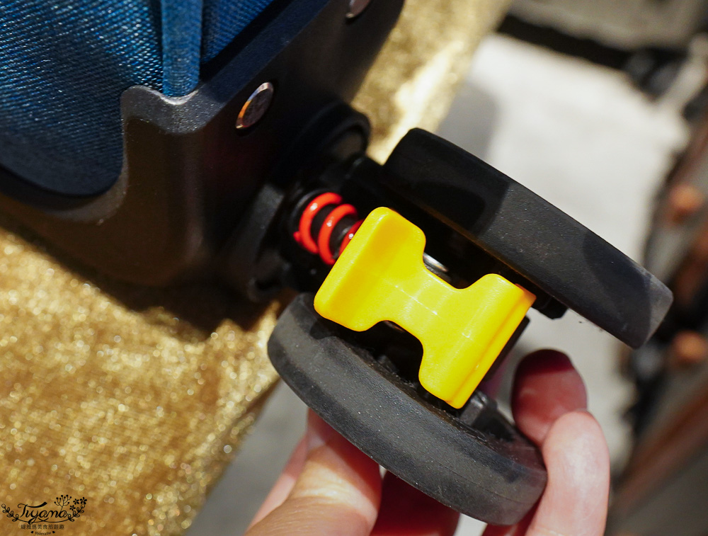 嘉義行李箱特賣會「加賀屋行李箱特賣會」,各品牌行李箱現場一次看,上掀式行李箱、對開式行李箱、雙開式行李箱、胖胖箱、布料行李箱、登機箱,限量特惠行李箱只要990元起,一年保固、終身保修!! @緹雅瑪 美食旅遊趣 嘉義行李箱特賣會「加賀屋行李箱特賣會」,各品牌行李箱現場一次看,上掀式行李箱、對開式行李箱、雙開式行李箱、胖胖箱、布料行李箱、登機箱,限量特惠行李箱只要990元起,一年保固、終身保修!! @緹雅瑪 美食旅遊趣