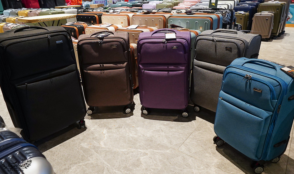 嘉義行李箱特賣會「加賀屋行李箱特賣會」,各品牌行李箱現場一次看,上掀式行李箱、對開式行李箱、雙開式行李箱、胖胖箱、布料行李箱、登機箱,限量特惠行李箱只要990元起,一年保固、終身保修!! @緹雅瑪 美食旅遊趣 嘉義行李箱特賣會「加賀屋行李箱特賣會」,各品牌行李箱現場一次看,上掀式行李箱、對開式行李箱、雙開式行李箱、胖胖箱、布料行李箱、登機箱,限量特惠行李箱只要990元起,一年保固、終身保修!! @緹雅瑪 美食旅遊趣