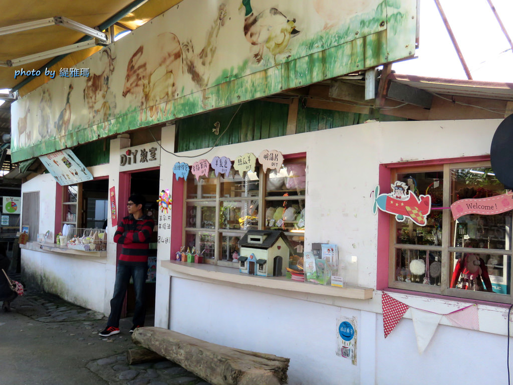 【宜蘭景點】宜農牧場。親子旅遊景點：羊奶霜淇淋、餵羊吃草、DIY肥皂、彩繪陶瓷&木雕筆 @緹雅瑪 美食旅遊趣