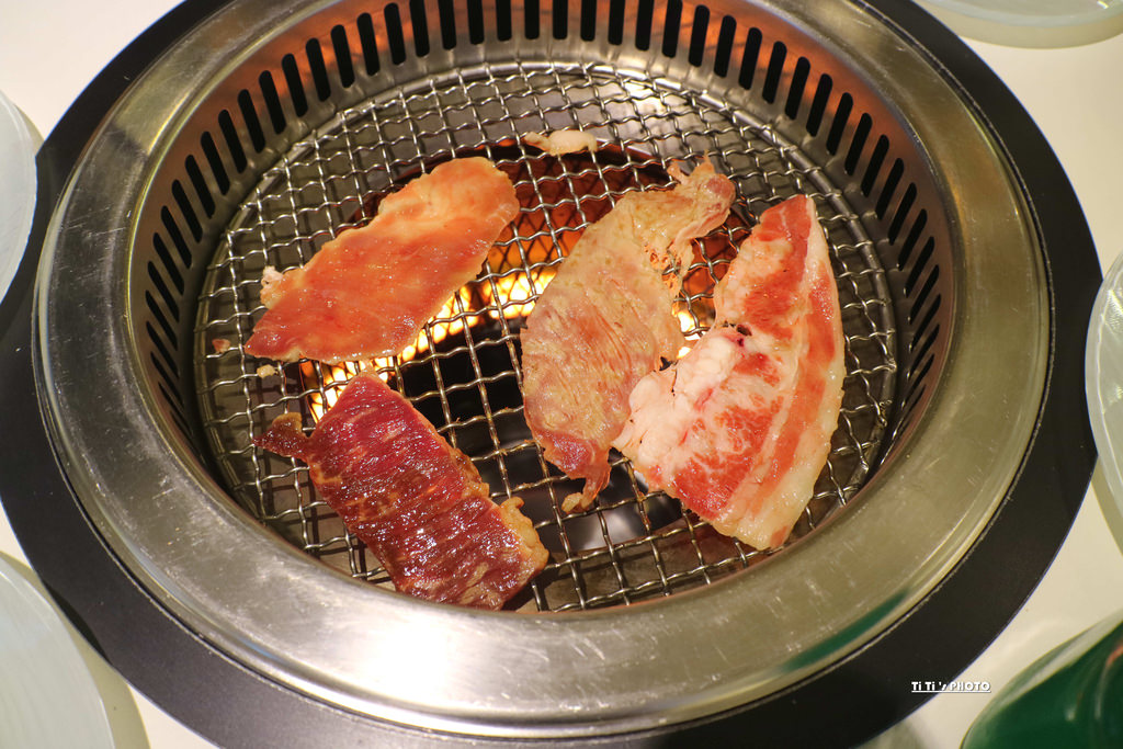 【台南.東區】台南精緻燒烤 排隊燒物。燒肉吃到飽：全台首創之燒物也可以迴轉唷！！ @緹雅瑪 美食旅遊趣