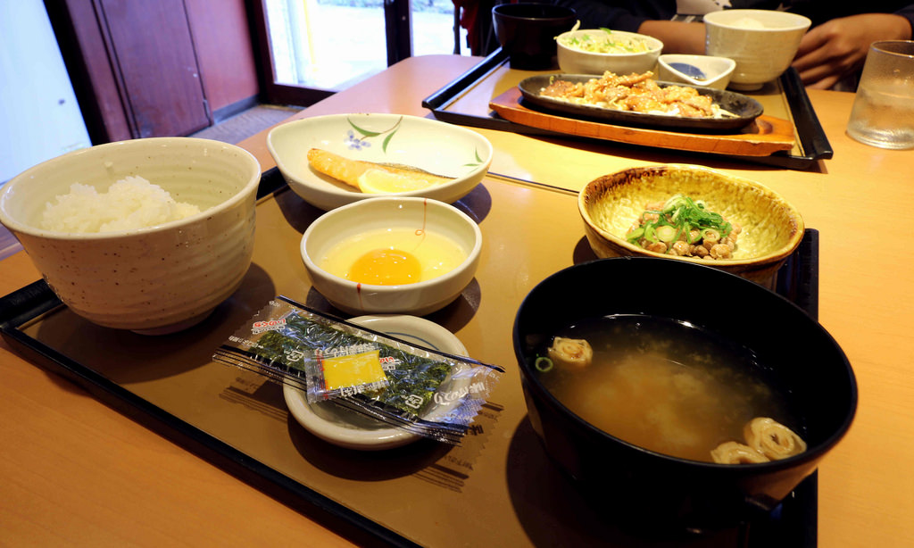 【京都美食】やよい軒 河原町三条店：超平價日式早餐.定食.丼飯 @緹雅瑪 美食旅遊趣