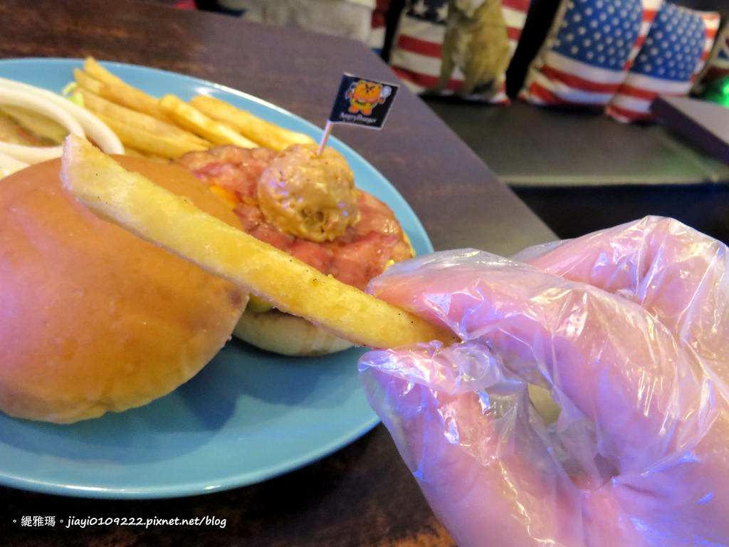 【台南.東區】Angry Burger。美式餐廳：「花生醬起司牛肉培根堡」超美味，升級套餐飲料無限暢飲！ @緹雅瑪 美食旅遊趣