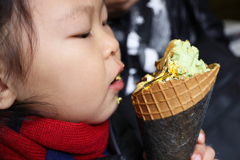 【京都美食】金閣そふと。金閣寺前甜品：奢華甜點「金閣霜淇淋」，讓你滿嘴金箔的金箔抹茶霜淇淋 @緹雅瑪 美食旅遊趣
