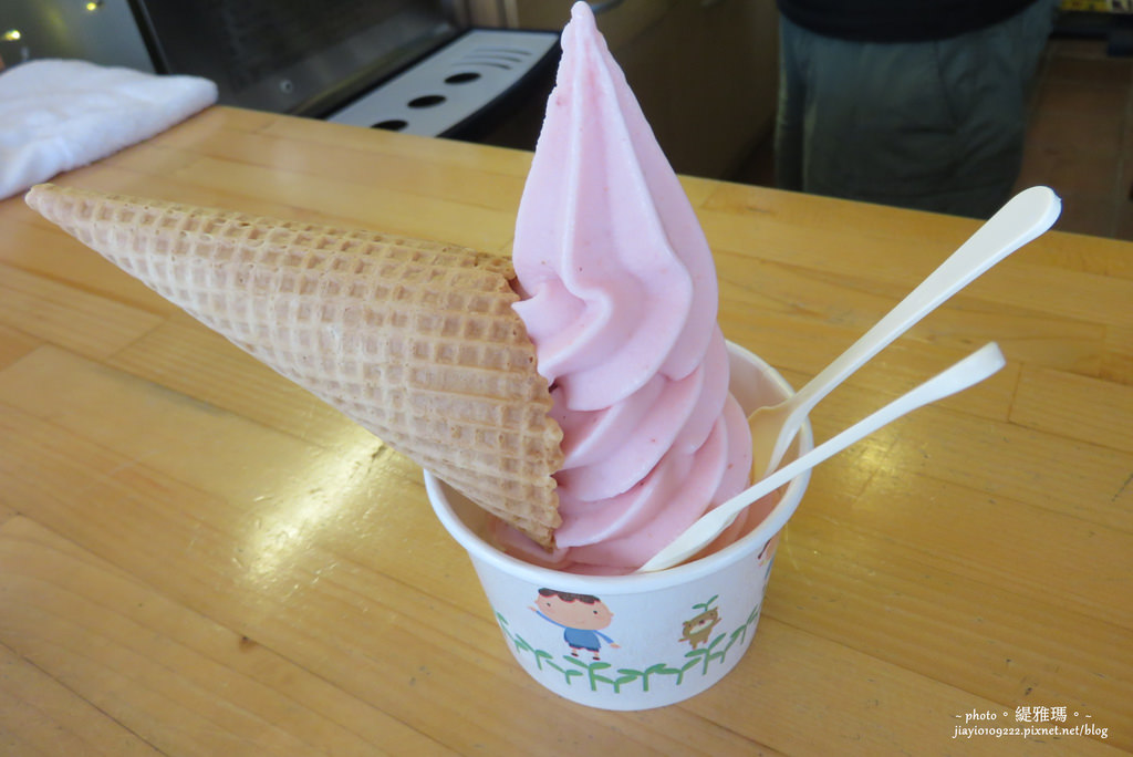 【台南.中西區】佐鶴堂散步甜食霜淇淋。冬季限定：草莓霜淇淋 酸酸甜甜好滋味 @緹雅瑪 美食旅遊趣