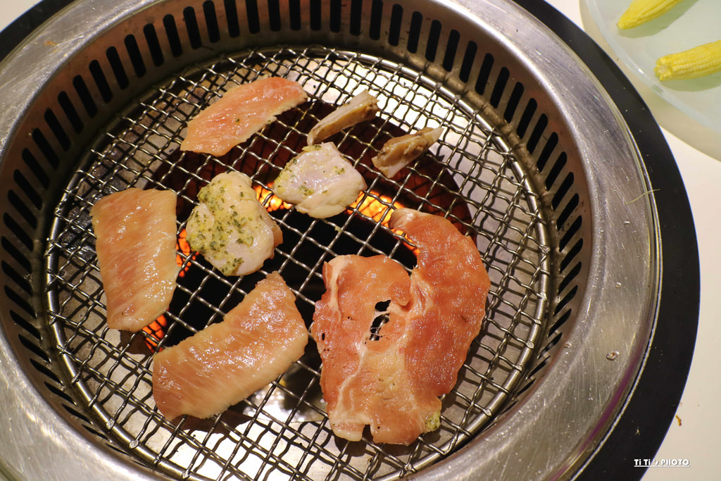 【台南.東區】台南精緻燒烤 排隊燒物。燒肉吃到飽：全台首創之燒物也可以迴轉唷！！ @緹雅瑪 美食旅遊趣