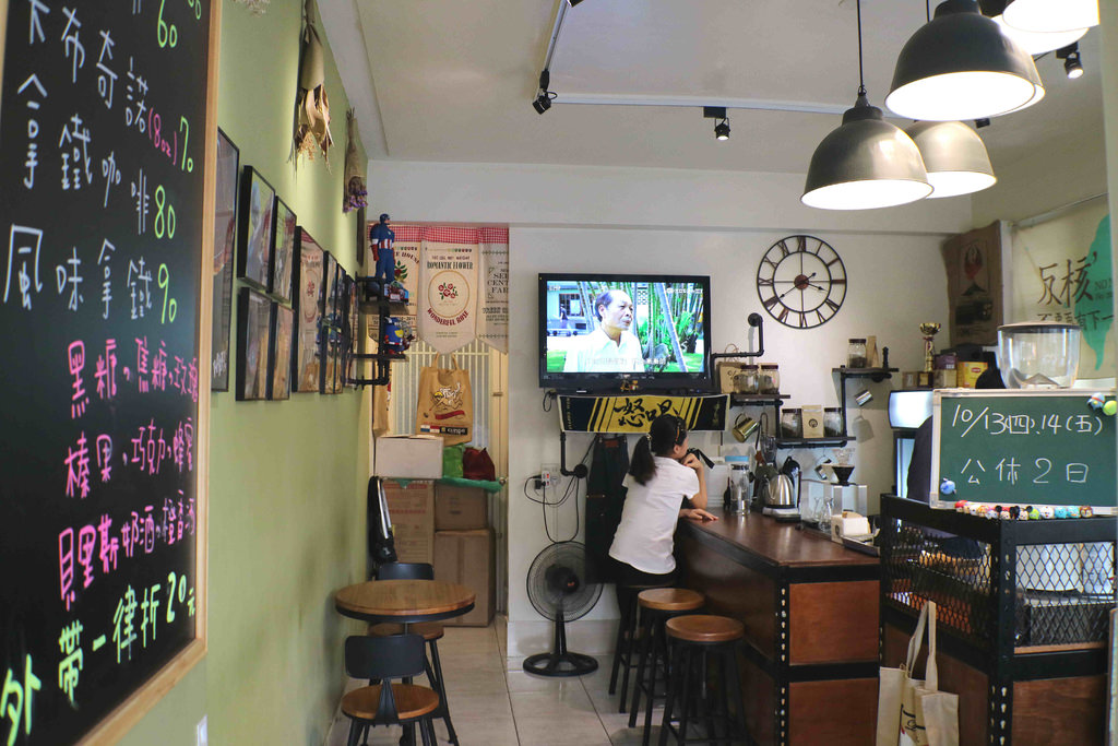 【台南.北區】雷克斯咖啡吧。Rex Espresso Bar：隱身巷弄「冠軍拉花咖啡」外帶咖啡∣咖啡教學∣咖啡豆販售∣手工甜點 @緹雅瑪 美食旅遊趣