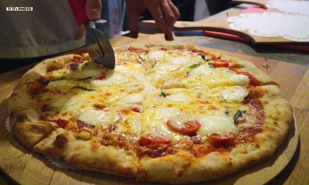 【嘉義.東區】幸福Pizza１號店．柴燒窯烤披薩：「嘉義在地青年」從餐車到店面的平價幸福好味道！！ @緹雅瑪 美食旅遊趣