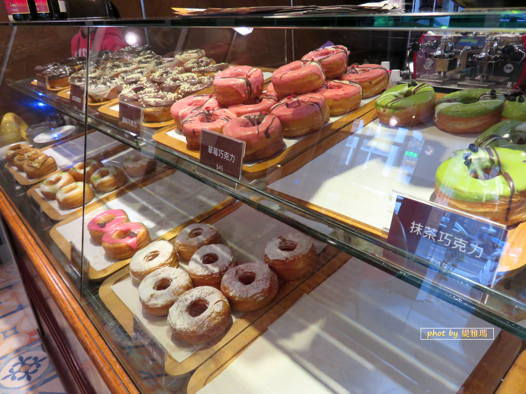 【台南.中西區】Cronutt 可拿滋。台南店：可頌Croissant+甜甜圈Donut的終極概念 @緹雅瑪 美食旅遊趣